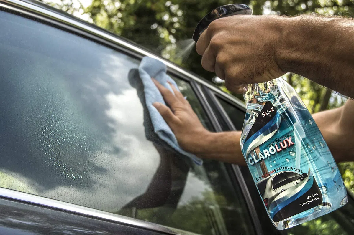 Sisbrill Clarolux con Repelente - Repelencia instantánea del agua - Transparencia en los cristales - 750 ml